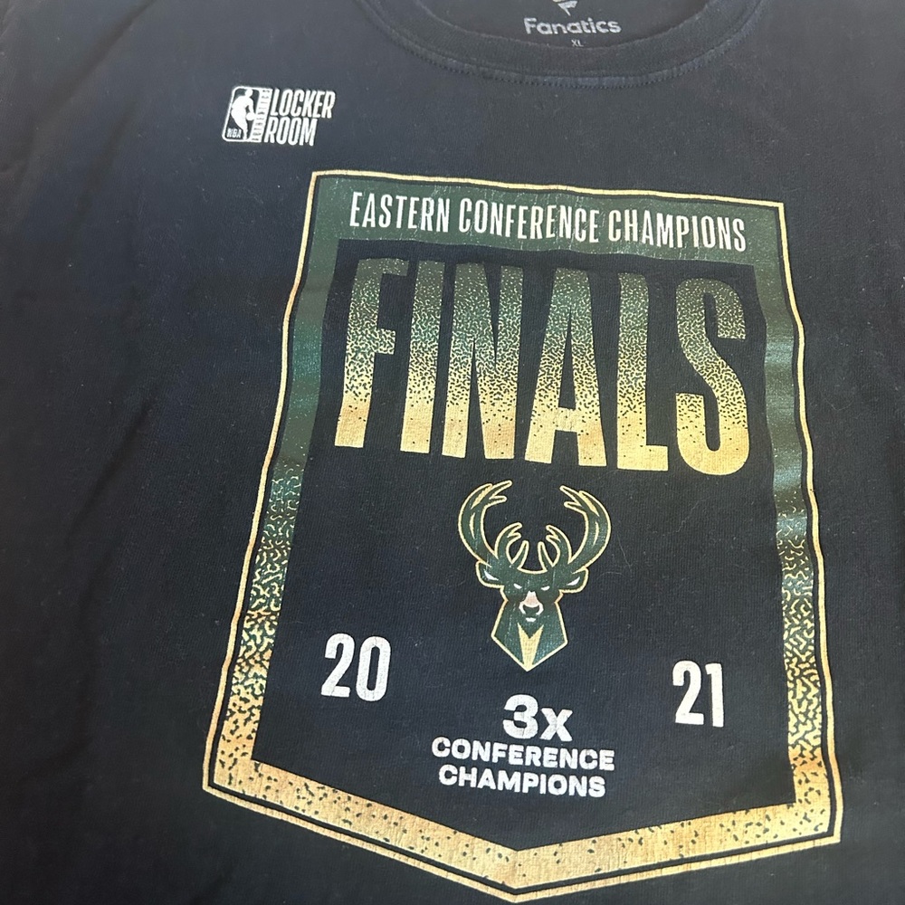Milwaukee Bucks youth XL tshirt